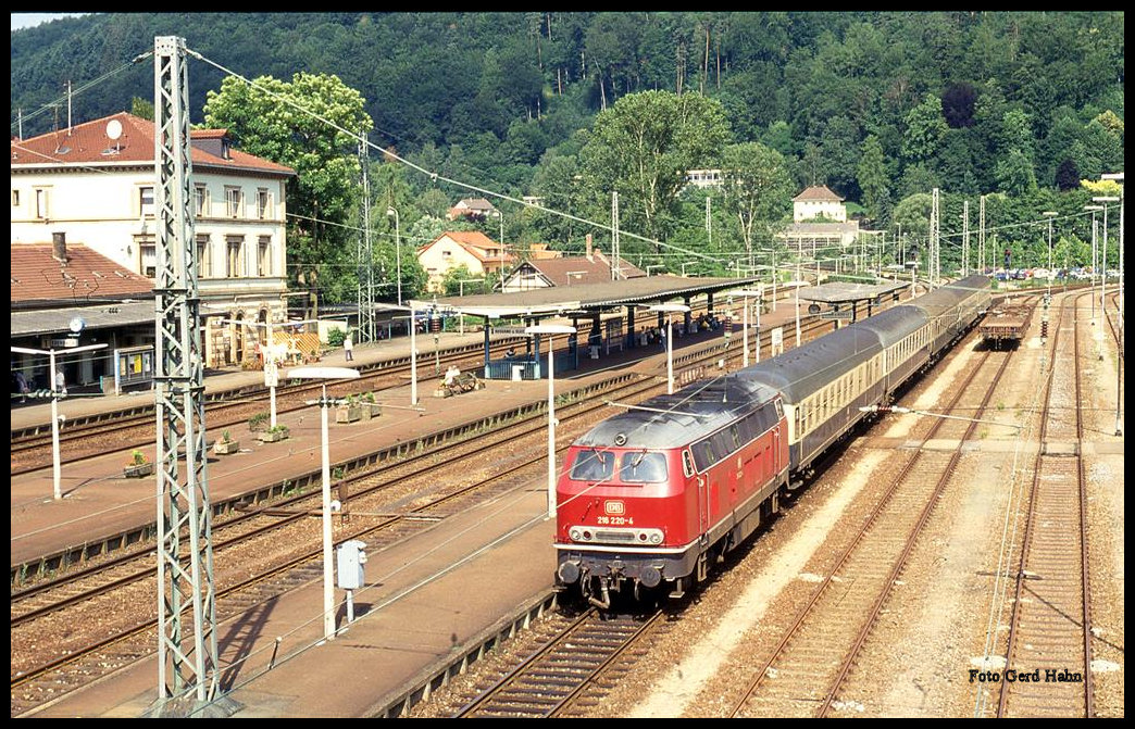 216220 kam am 22.6.1993 um 10.10 Uhr mit dem E 3853 aus Frankfurt am Main in Eberbach am Neckar an.