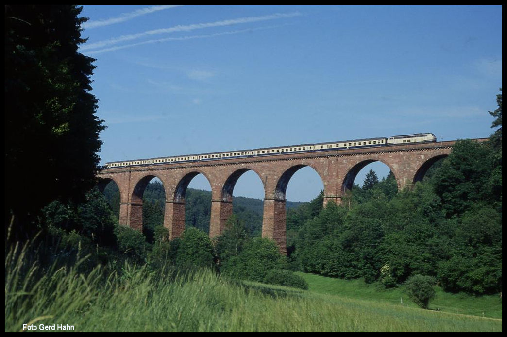 216222 befährt hier am 7.7.1991 um 9.52 Uhr mit dem Eilzug in Richtung Eberbach den Viadukt bei Hetzbach.