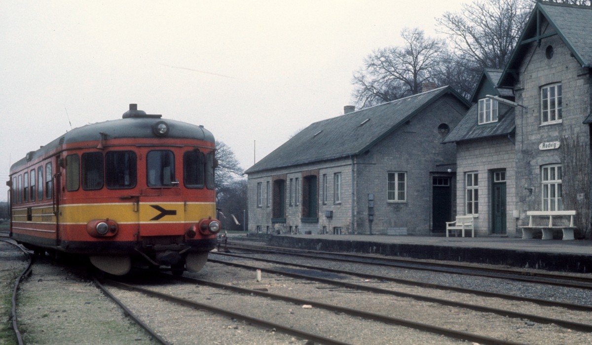 ØSJS (Østbanen): Bahnhof Rødvig. - Abgestellt in Rødvig steht am 23. Dezember 1975 ein Triebwagen schwedischer Bauart. - Diesen Tw schaffte die ØSJS im Jahre 1974 an. 