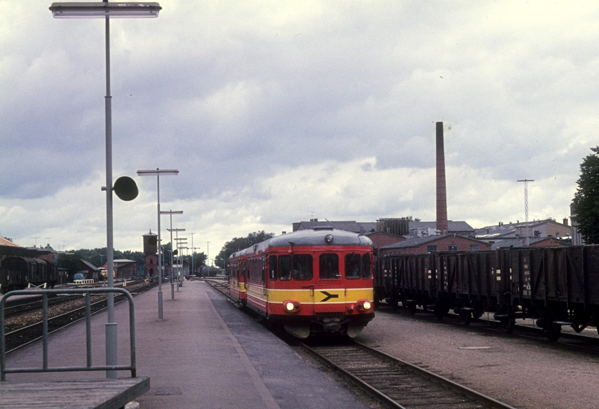 ØSJS (Østsjællandske Jernbaneselskab, Østbanen) am 21. September 1974: Ein Triebzug bestehend aus zwei Triebwagen des Typs MB erreicht den Bahnhof Køge.