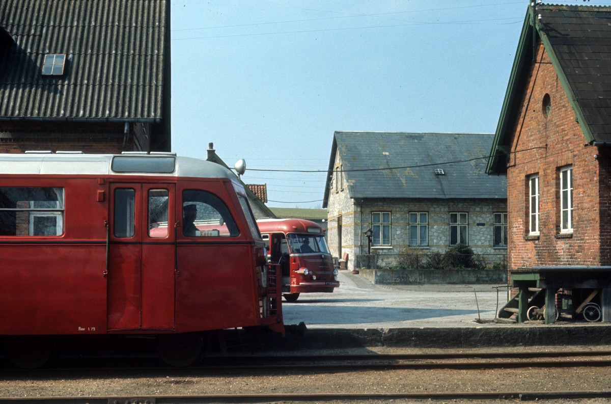 ØSJS (Østsjællandske Jernbaneselskab, Østbanen) Bahnhof Fakse am 24. April 1973: Privatbahnidyll anno 1973 - der Zug hält am Bahnsteig, und der Zubringerbus, der zwischen dem Bahnhof und der Stadt Fakse fährt, kann die Fahrgäste zur Stadt bringen. - Der Bahnhof wurde 1977 geschlossen. Fahrgäste, die jetzt nach Fakse wollen, müssen am Haltepunkt Faxe Syd aussteigen.