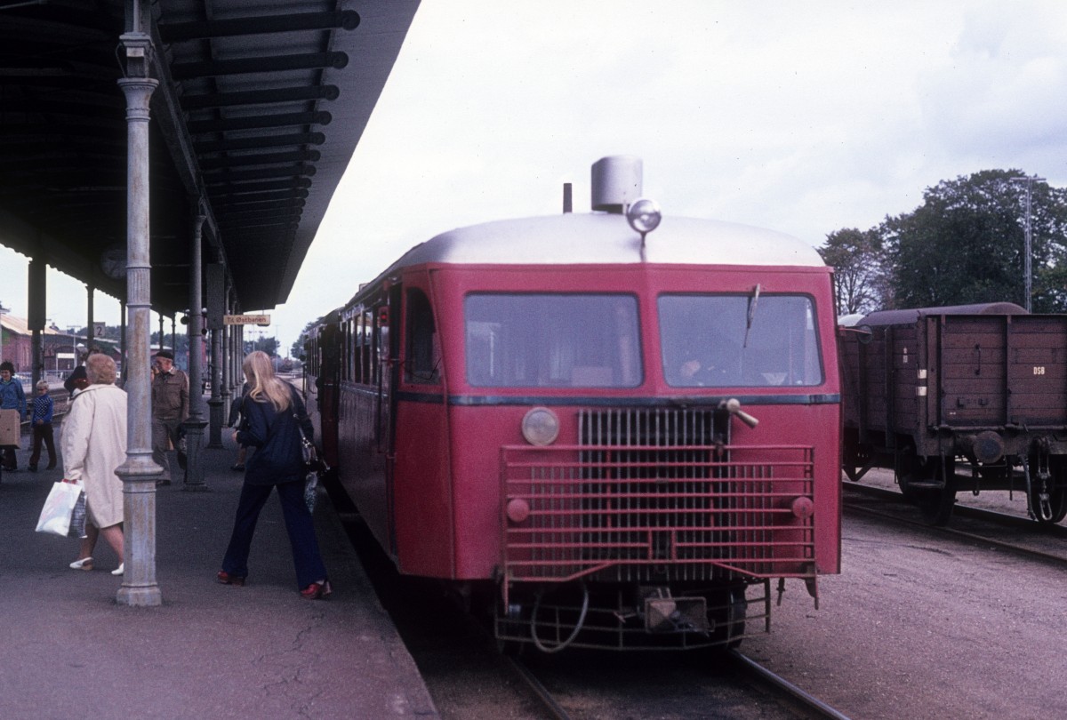 ØSJS (Østsjællandske Jernbaneselskab, Østbanen) Bahnhof Køge am 21. September 1974: Ein Triebzug bestehend aus zwei Triebwagen des Typs Sm hält am Bahnsteig.  