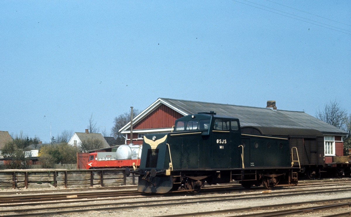ØSJS (Østsjællandske Jernbaneselskab, Østbanen) Diesellok M1 (Triangel 1932) Hårlev am 24. April 1973.