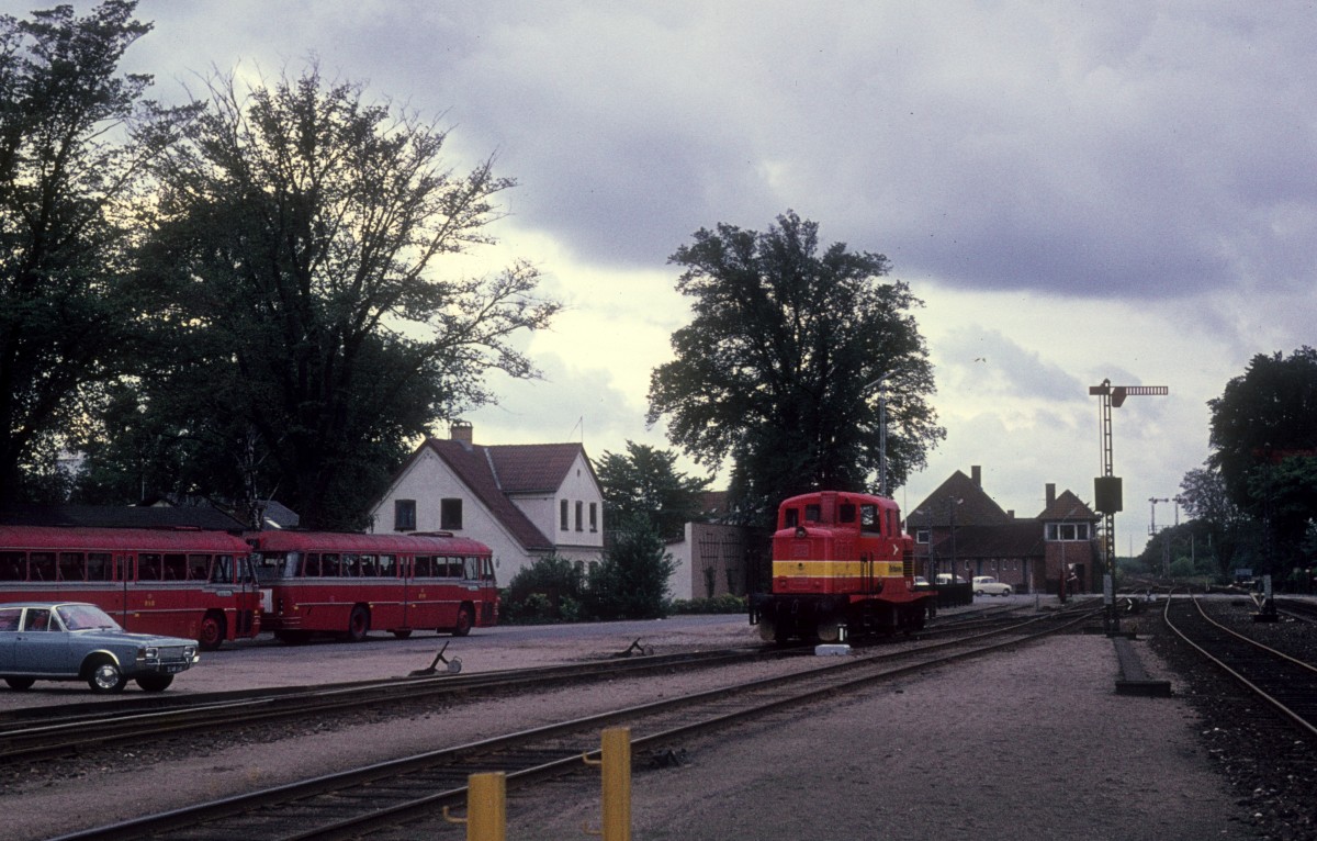 ØSJS (Østsjællandske Jernbaneselskab, Østbanen) Diesellok Dl 8 (ex-M8, Frichs 1953) kommt am 21. September 1974 in Køge an.