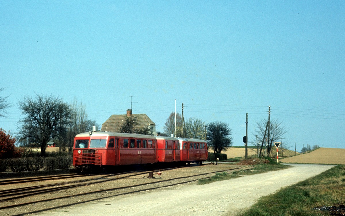 ØSJS (Østsjællandske Jernbaneselskab, Østbanen): Ein Zug bestehend aus einem Triebwagen (Sm), einem Gepäckwagen (Sb) und einem Triebwagen (Sm) erreicht Fakse Station (den Bahnhof Fakse, der 1977 geschlossen wurde; der Bahnhof lag auf der Strecke Hårlev - Fakse Ladeplads (: Ladeplatz)).