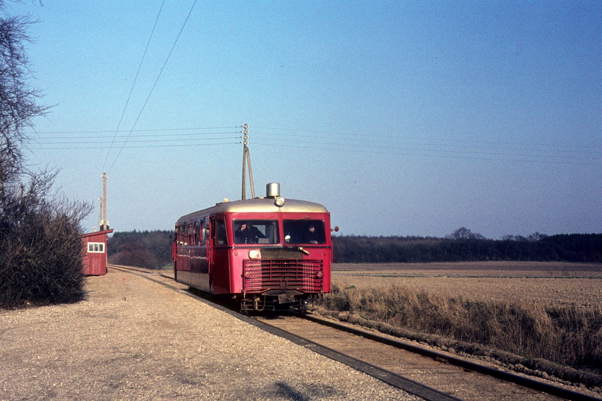 ØSJS (Østsjællandske Jernbaneselskab, Østbanen) Scandia-Schienenbus Sm Haltepunkt Tokkerup am 9. März 1974.