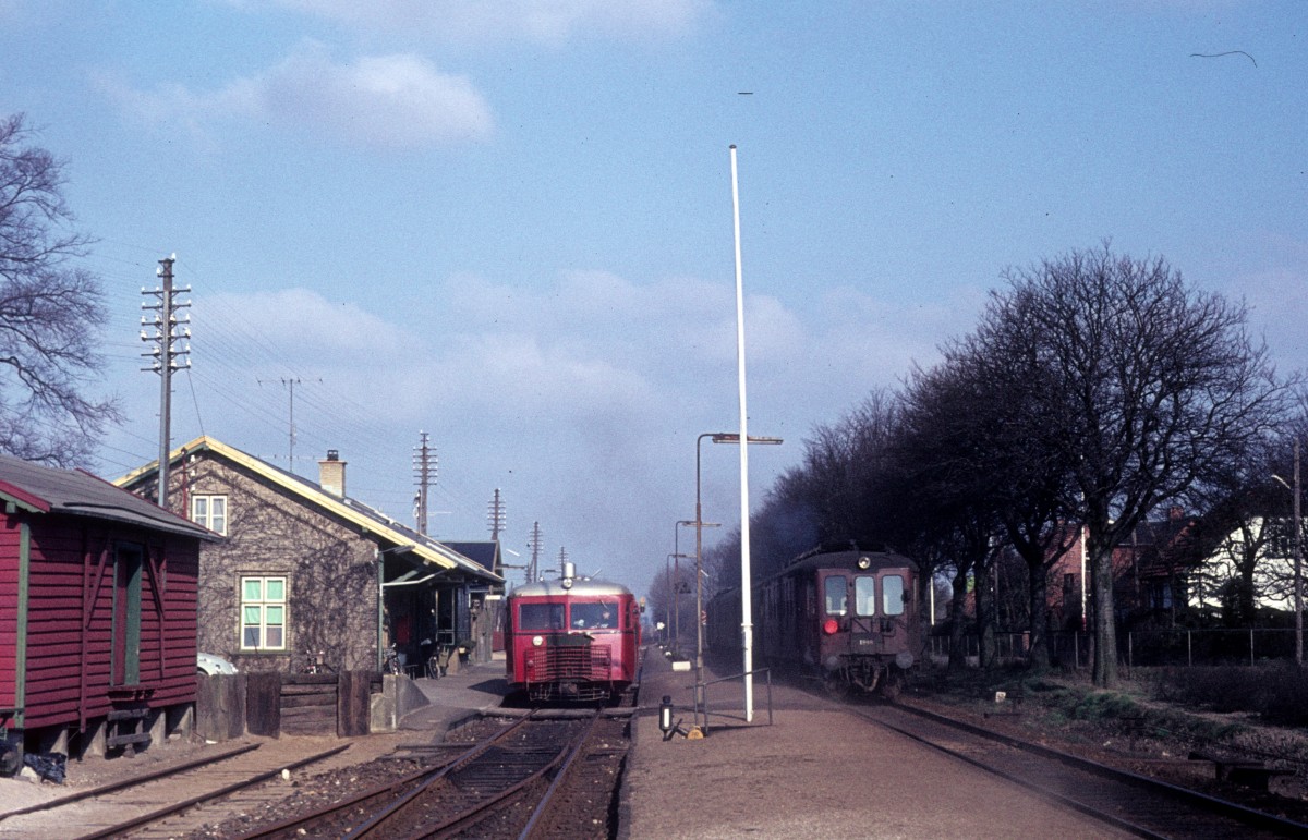 ØSJS (Østsjællandske Jernbaneselskab, Østbanen) Scandia-Schienenbuszug (Sm + Sm) / DSB Mo 1999 Bahnhof Havdrup am 9. März 1974. - Havdrup liegt an der Bahnstrecke Roskilde - Køge, die zum DSB-Bahnnetz gehört, aber einzelne Fahrten wurden damals von Zügen der ØSJS durchgeführt. - Heute fahren hier DSB-Triebzüge des Typs MR.