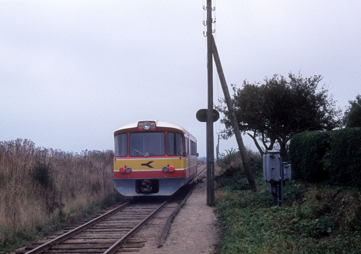 ØSJS (Østsjællandske Jernbaneselskab, Østbanen) Triebwagen (Ym) Haltepunkt Varpelev am 18. Oktober 1975.
