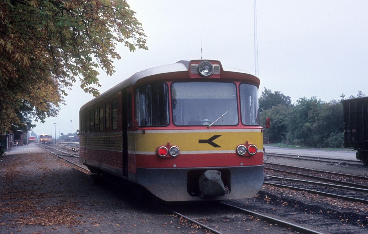ØSJS (Østsjællandske Jernbaneselskab, Østbanen) Triebwagen (Ym, Uerdingen 1974; 2x Büssing-NAG 6-Zylinder-Motor) Bahnhof Hårlev am 18. Oktober 1975.
