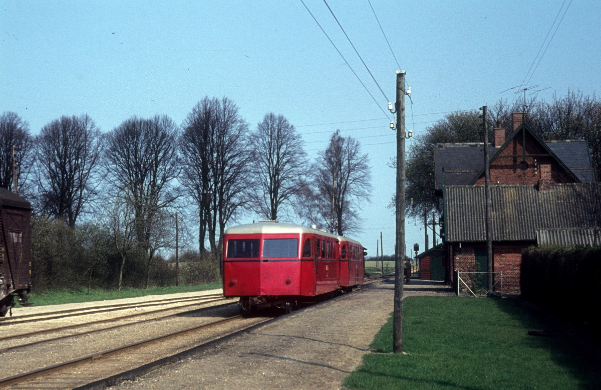 ØSJS (Østsjællandske Jernbaneselskab, Østbanen) Zug bestehend aus einem Beiwagen (Sp ?) und einem Triebwagen (Sm 13) Bahnhof Vallø am 24. April 1973.