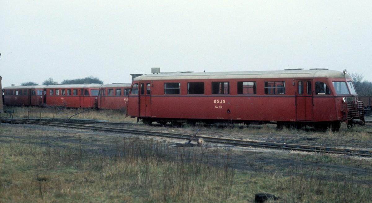 ØSJS (Østsjællandske Jernbaneselskab, auch Østbanen genannt): Vor dem Depot in Hårlev halten am 23. Dezember 1975 der Triebwagen Sm 13 und andere ausgemusterte Scandia-Schienenbuswagen.