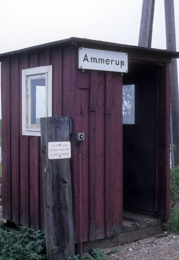 Østbanen am 18. Oktober 1975: Haltepunkt Ammerup - der  Wartesaal . - Am kleinen Schild vor dem Häuschen steht, dass die Fahrgäste durch einen Druck auf den Knopf den Zug zum Halten bringen können. - Der Haltepunkt wurde 1977 geschlossen.