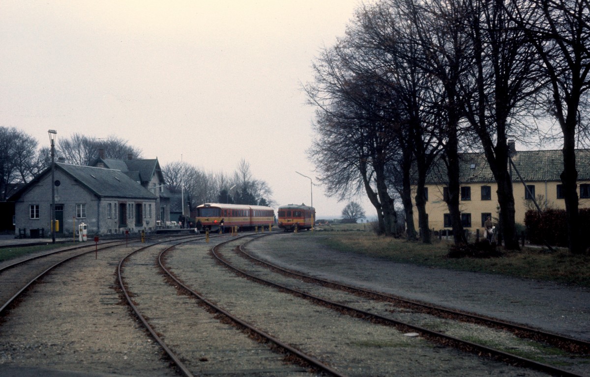 Østbanen: Bahnhof Rødvig am 23. Dezember 1975. - Ein Triebzug bestehend aus einem Ym und einem Ys hält am Bahnsteig, während ein Triebwagen (MB, in Schweden gebaut) abgestellt ist.
