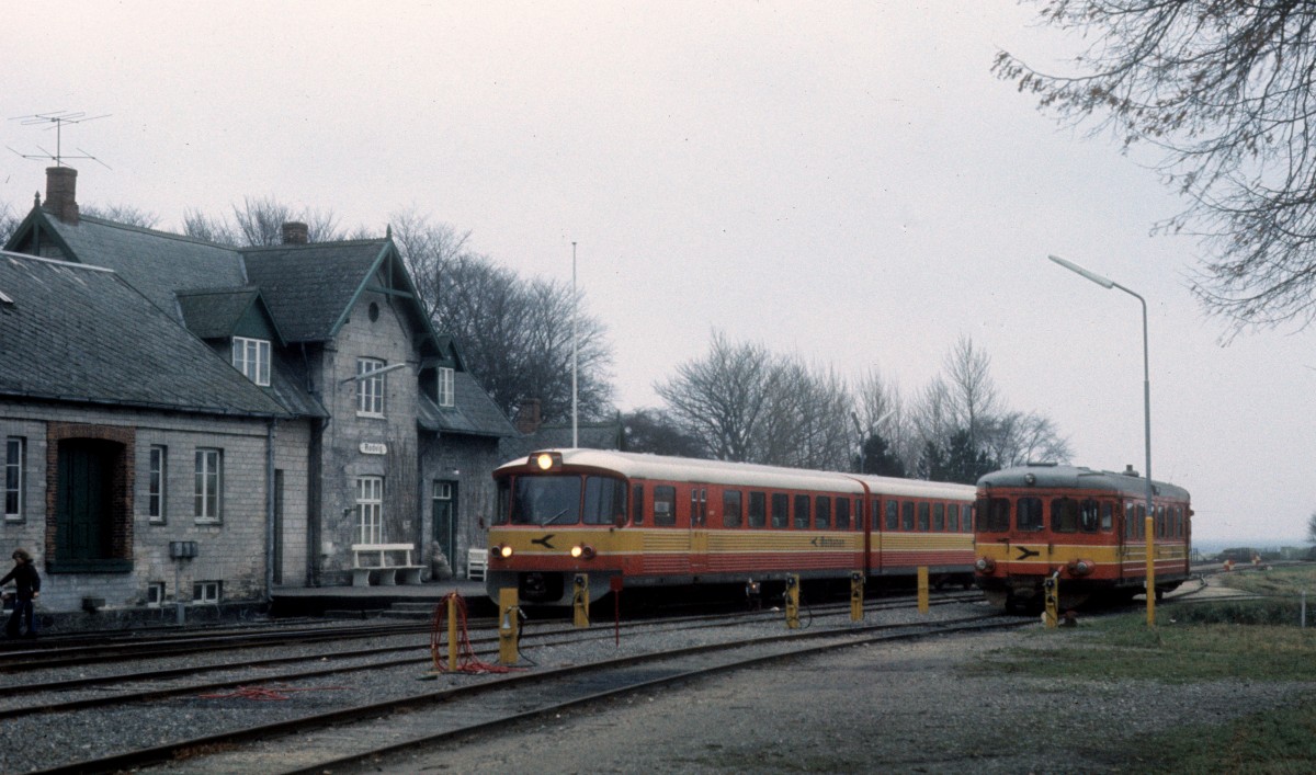 Østbanen: Bahnhof Rødvig. - Am 23. Dezember 1975 steht ein Triebzug bestehend aus einem Triebwagen (Ym) und einem Steuerwagen (Ys) betriebsbereit am Bahnsteig. - Nebenan sieht man einen abgestellten MB, einen Triebwagen schwedischer Bauart.