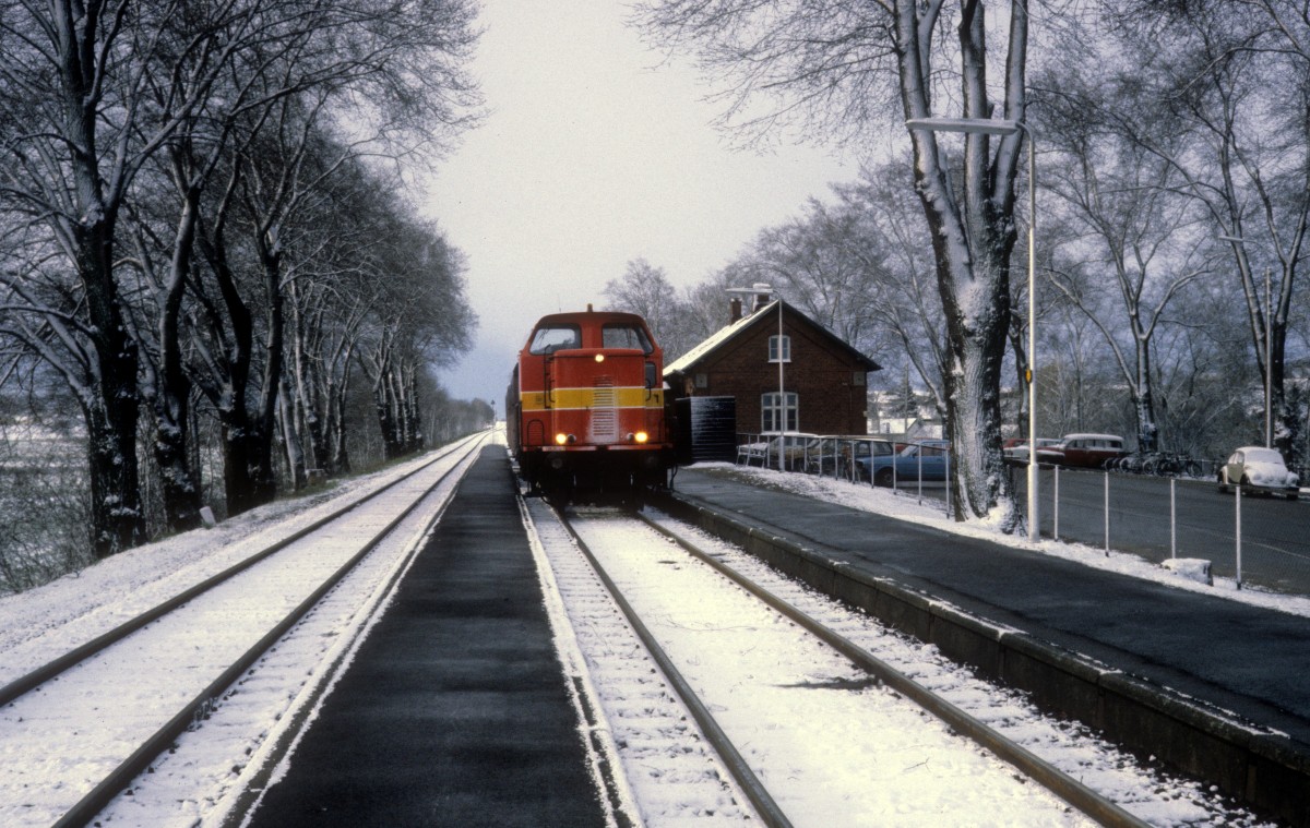 Østbanen Diesellok M 10 (Typ MaK 650D, Baujahr 1958, ex-KVE V 17) Bahnhof Gadstrup am 22. April 1981. - Die Kleinstadt Gadstrup liegt an der Bahnstrecke Roskilde - Køge.