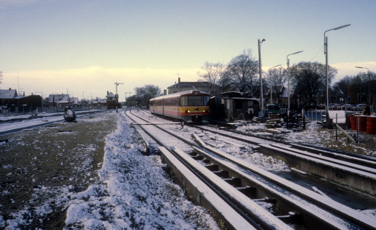 Østbanen: Ein Triebzug bestehend aus einem Steuerwagen (Ys) und zwei Triebwagen (Ym) erreicht am 22. April 1981 den (DSB-) Bahnhof Køge.