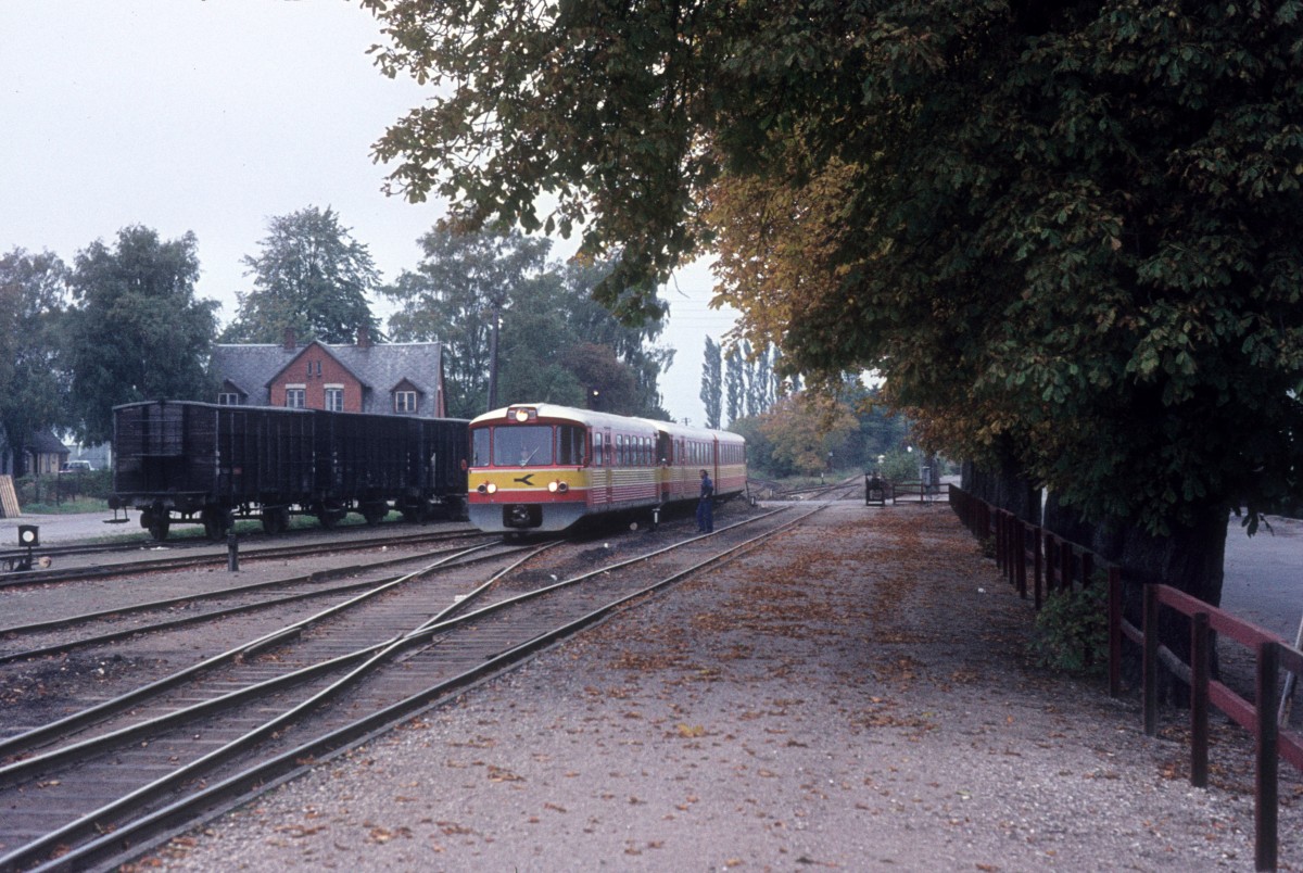 Østbanen: Ein Triebzug (Ym+Ym+Ys) erreicht am 18. Oktober 1975 den Bahnhof Hårlev. - Der Zug kam aus Køge. Nach einem kurzen Aufenthalt fuhr der vordere Triebwagen weiter nach Fakse Ladeplads (als Solo-Triebwagen), während der hintere Teil (Ym+Ys) nach Rødvig fuhr.