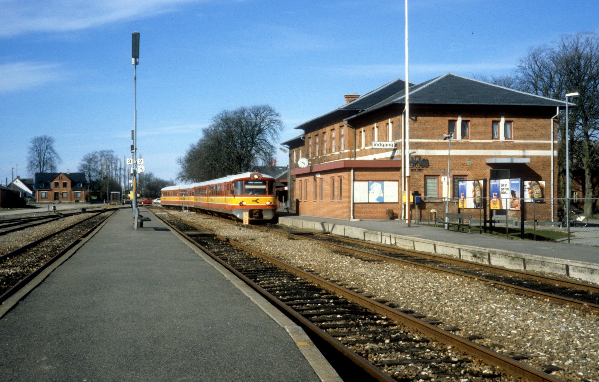 Østbanen (früher: ØSJS): Ein Triebzug bestehend aus zwei Garnituren (Ym + Ys) erreicht im April 1987 den Bahnhof Hårlev. - Die erste Garnitur fährt nach Fakse Ladeplads, während die hintere Rødvig als Bestimmungsort hat.