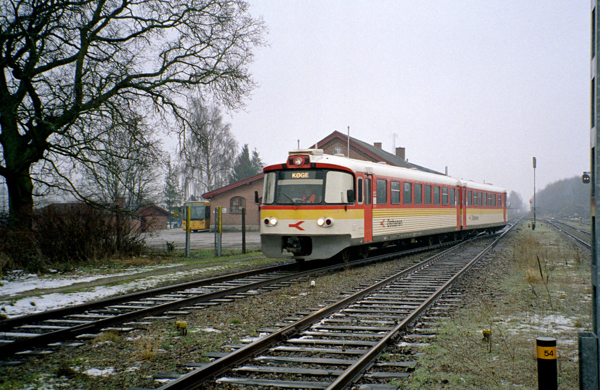 Østbanen: Kommend von Rødvig erreicht ein Dieseltriebzug bestehend aus einem Triebwagen (Ym) und einem Steuerwagen (Ys) am 12. Februar 2007 den Bahnhof Hårlev. - Scan eines Farbnegativs. Film: Kodak Gold 200-6. Kamera: Leica C2.