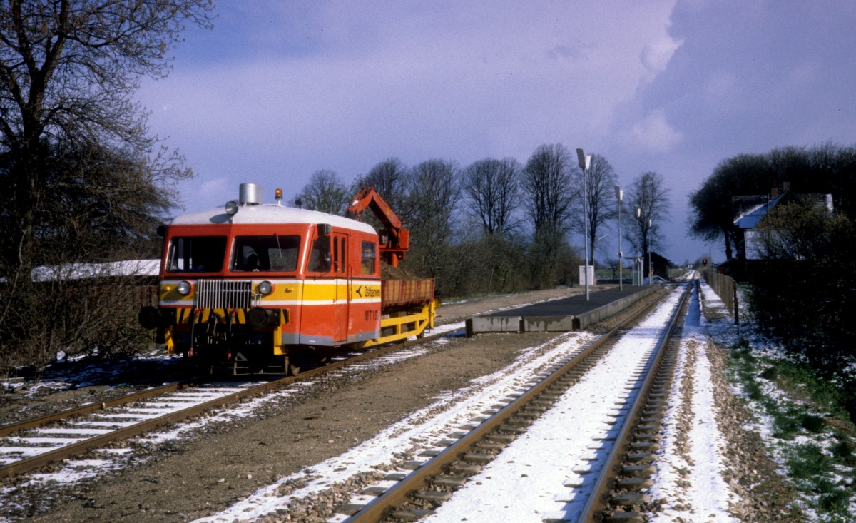 Østbanen: Rottenwagen MT 102 (umgebauter Scandia-Schienenbustriebwagen) Bahnhof Vallø am 22. April 1981.