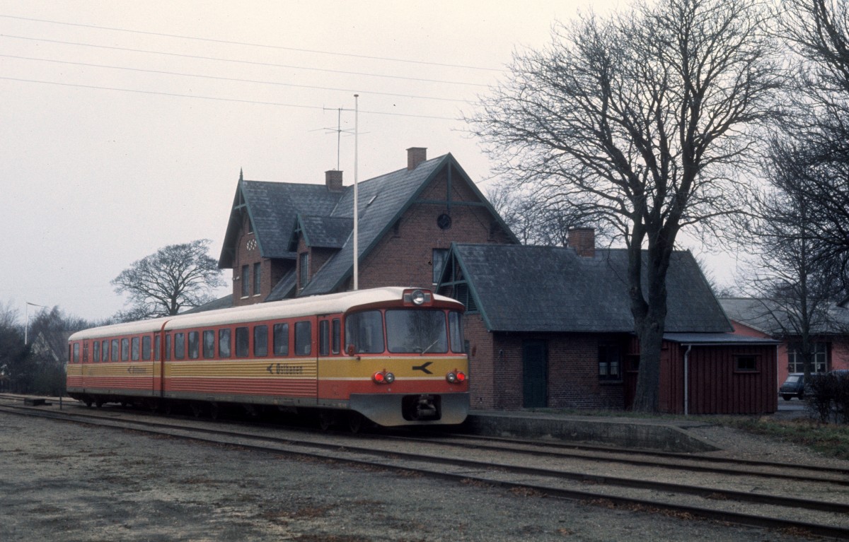 Østbanen: Triebzug (Ym + Ys) Bahnhof Klippinge am 23. Dezember 1975.