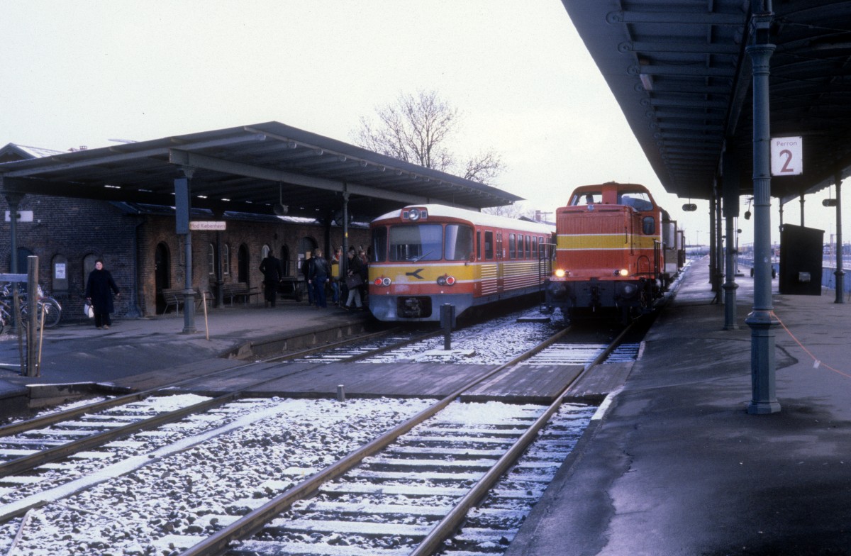 Østbanen: Triebzug (Ym+Ym+Ys) / Diesellok M 10 (MaK 650D, Baujahr 1958, ex-KBE V 17) Bahnhof Køge am 22. April 1981.