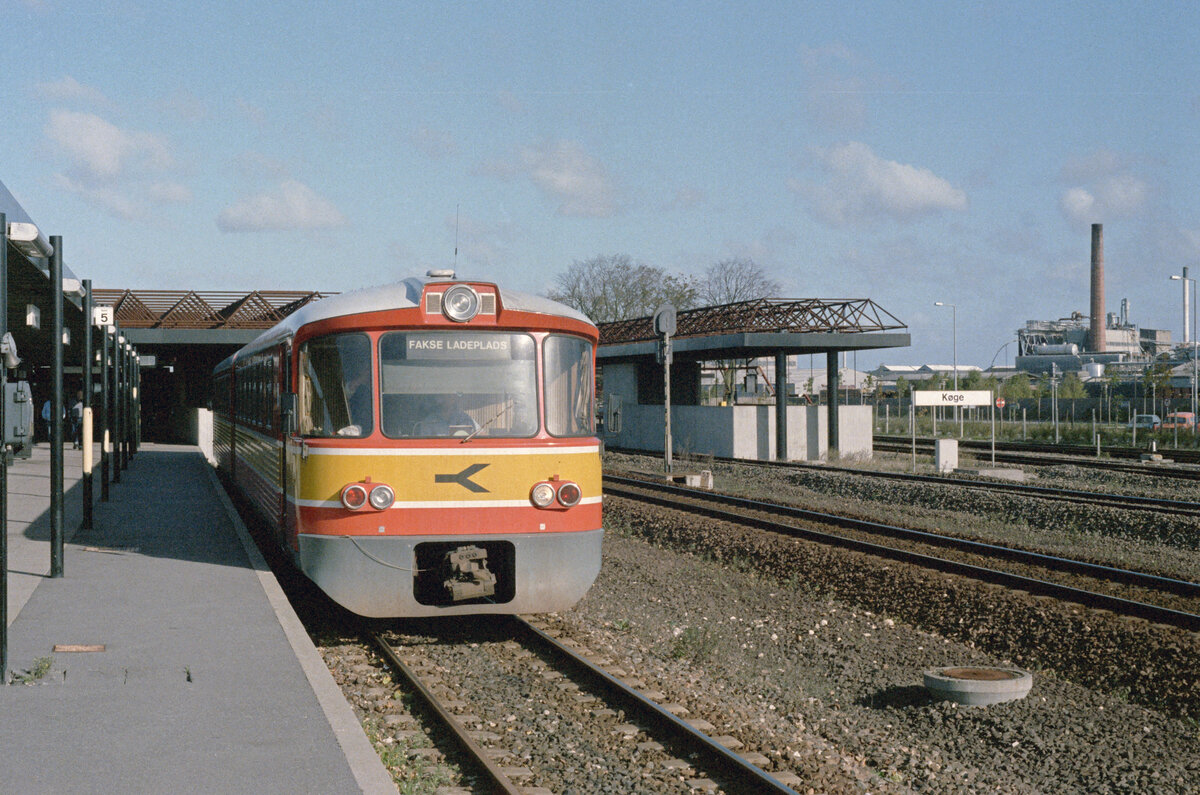 Østsjællandske Jernbaneselskab (ØSJS, Østbanen) im Oktober 1985: Der Zug nach Fakse Ladeplads steht am Bahnsteig / Gleis 5 im Bahnhof Køge fahrbereit; die Garnitur besteht aus einem Triebwagen (Ym) und einem Steuerwagen (Ys). - Scan eines Farbnegativs. Film: Kodak CL 200 5093. Kamera: Minolta XG-1.