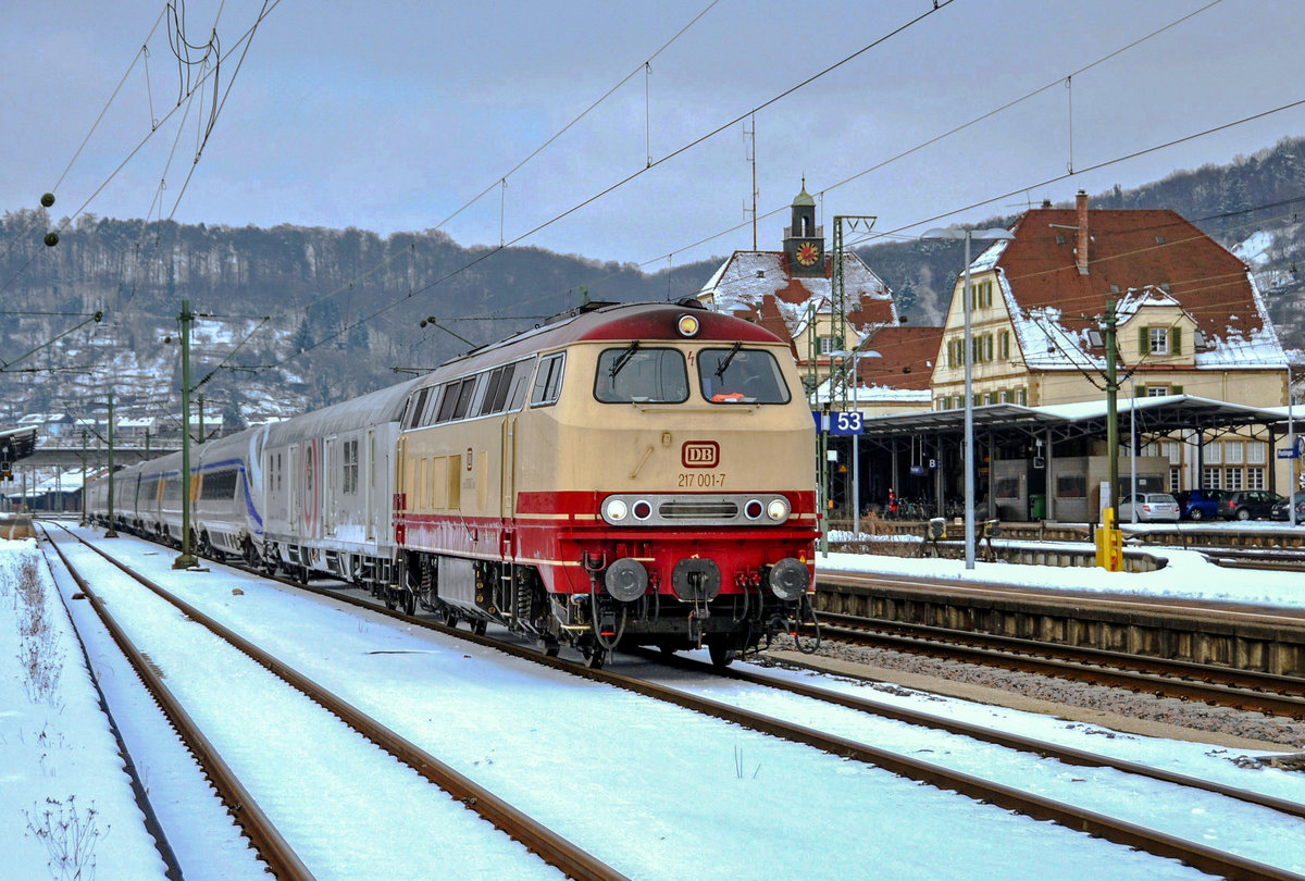 217 001 überführt einen neuen Cisalpino als 91862  in Plochingen am 15.2.10.