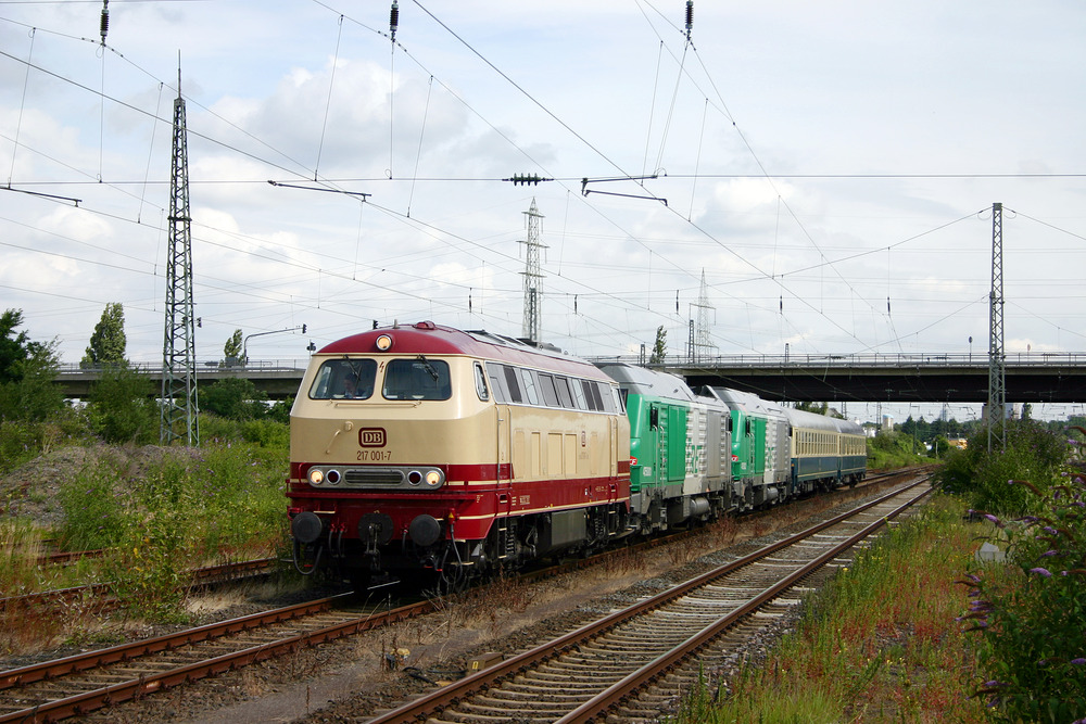 217 001 überführte an diesem Tag zwei Diesel-Primas für SNCF FRET über die Eifelbahn zur französischen Grenze.
Aufgenommen am 11.07.2007 in Hürth-Kalscheuren.