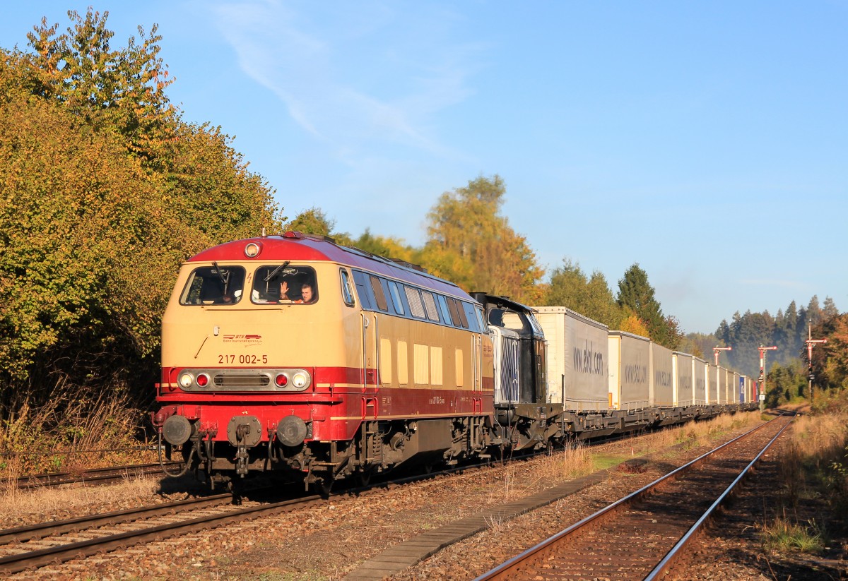 217 002 + 212 249  Clrchen  mit einem EKOL am 19. Oktober 2013 in Laufen.