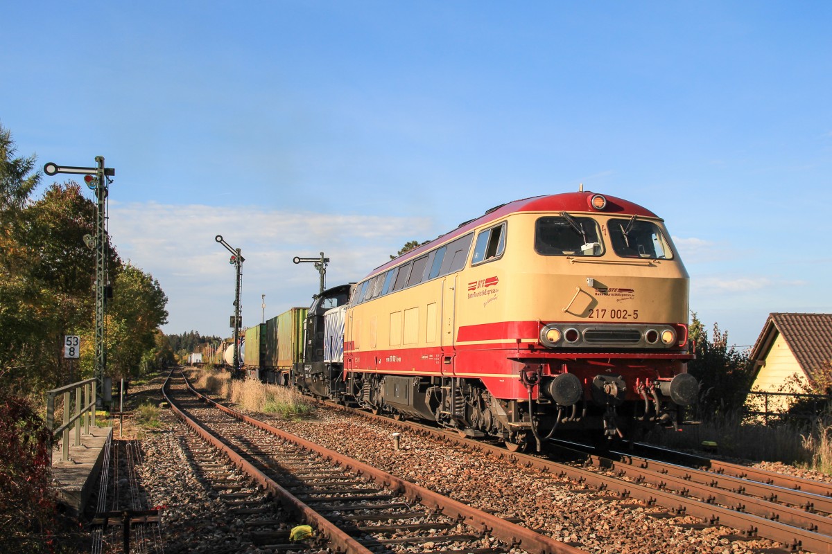 217 002 + 212 249  Clrchen  am 20. Oktober 2013 in Laufen / Oberbayern.