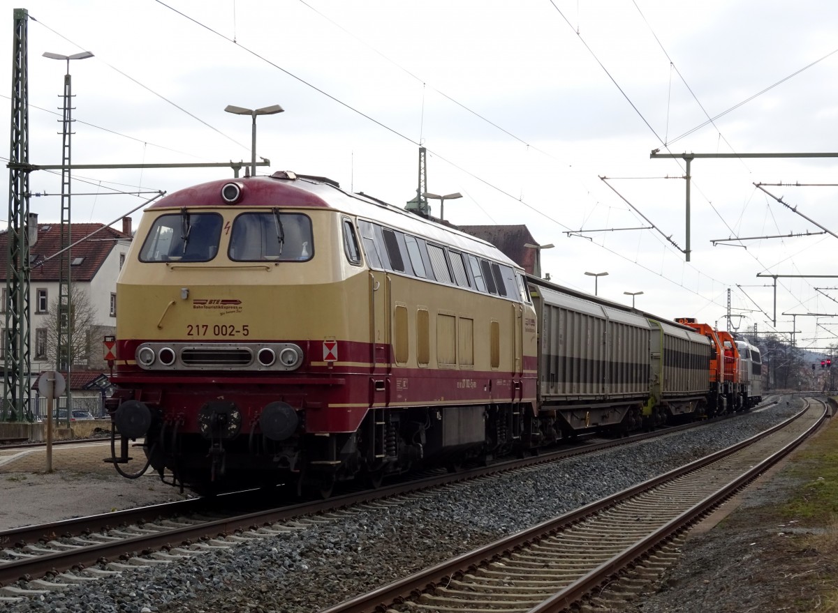 217 002-5 vom BTE am Schluss einer Fahrzeugüberführung am 28. Februar 2015 im Bahnhof Kronach.