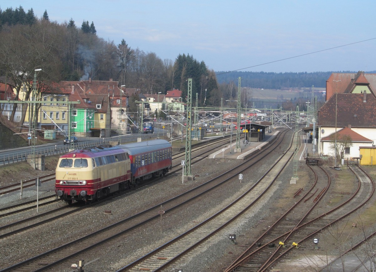 217 002-5 vom BTE zieht am 26. Februar 2014 einen BTE-Wagen durch Kronach in Richtung Lichtenfels.