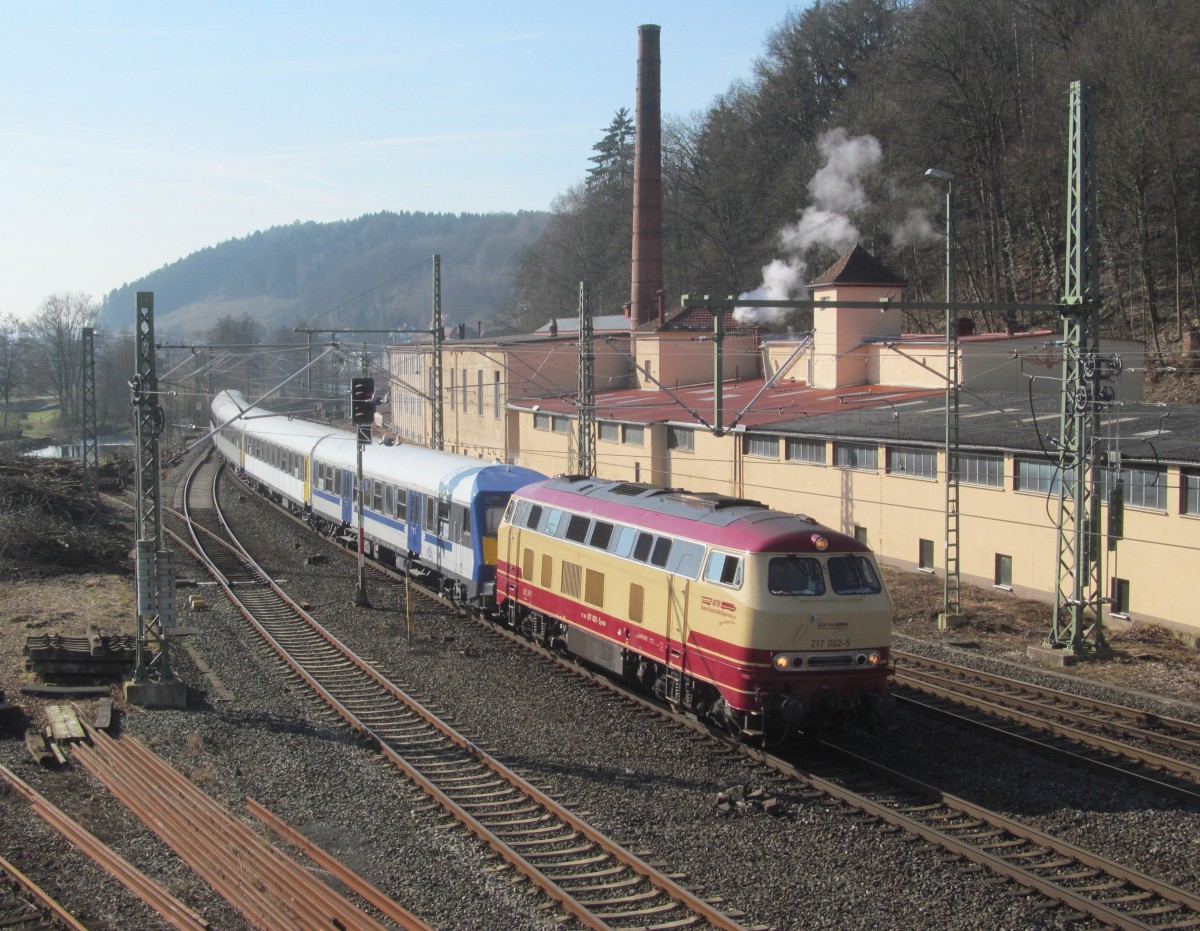 217 002-5 vom BTE zieht am 25. Februar 2014 eine Garnitur der NOB durch Kronach in Richtung Saalfeld.