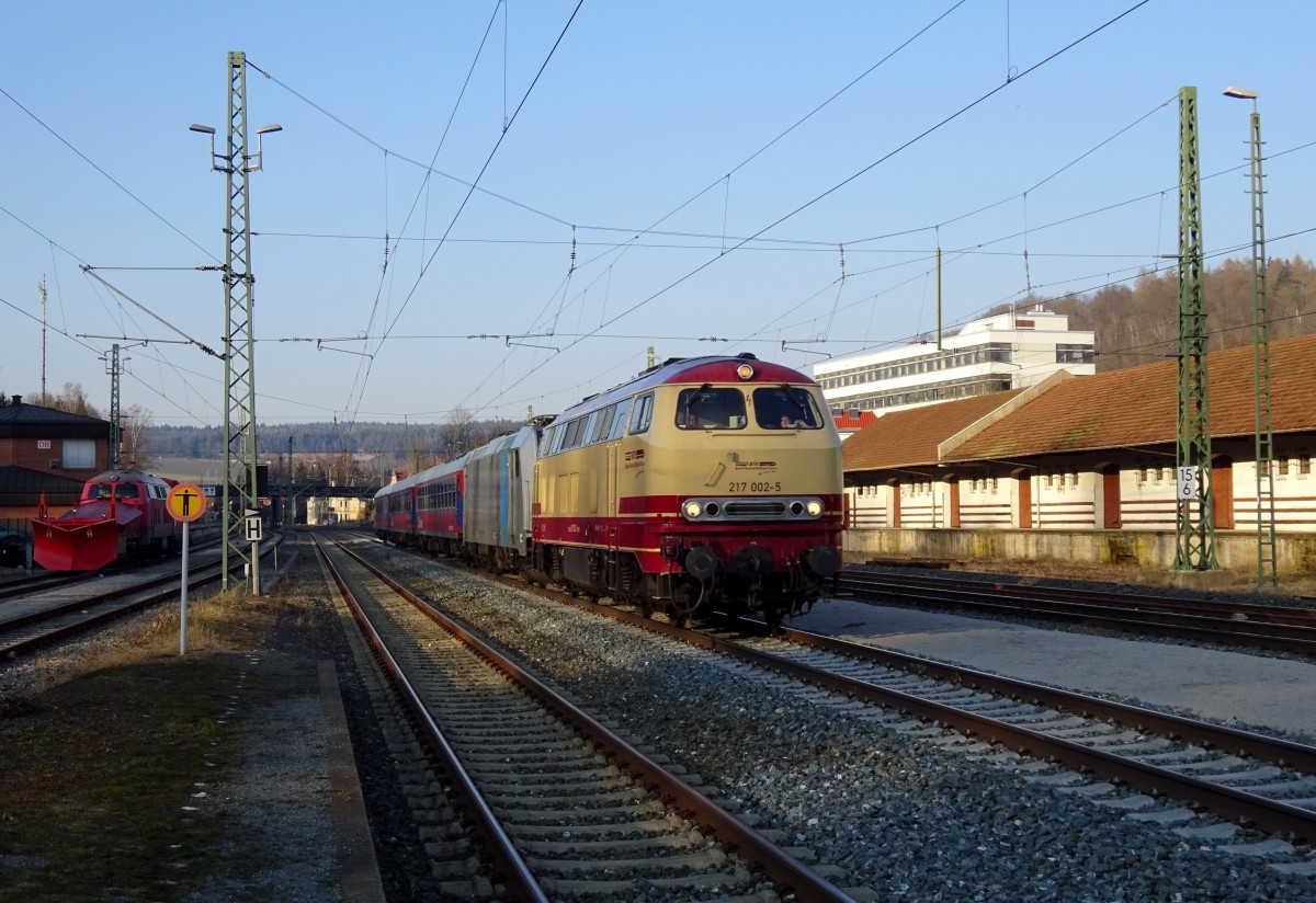 217 002-5 vom BTE zieht am 09. März 2015 eine Railpool 185 und drei BTE-Wagen durch Kronach in Richtung Lichtenfels.