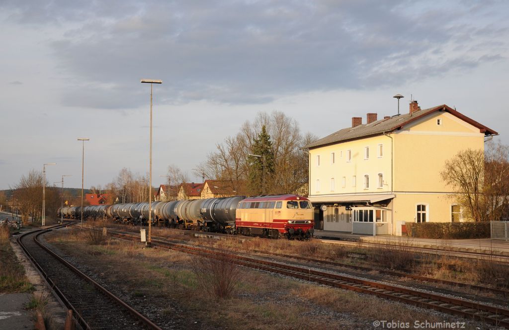 217 002 (92 80 1217 002-5 D-BTEX) mit Kesselwagenzug 69300 von Marktredwitz nach Ingolstadt am 17.04.2013 bei der Durchfahrt durch Schwarzenfeld. Dies war der erste Einsatz der BTE 217 fr die IntEgro Verkehr GmbH und zugleich der Erste Einsatz der Lok in ihrer alten, jahrzentelangen Heimat.