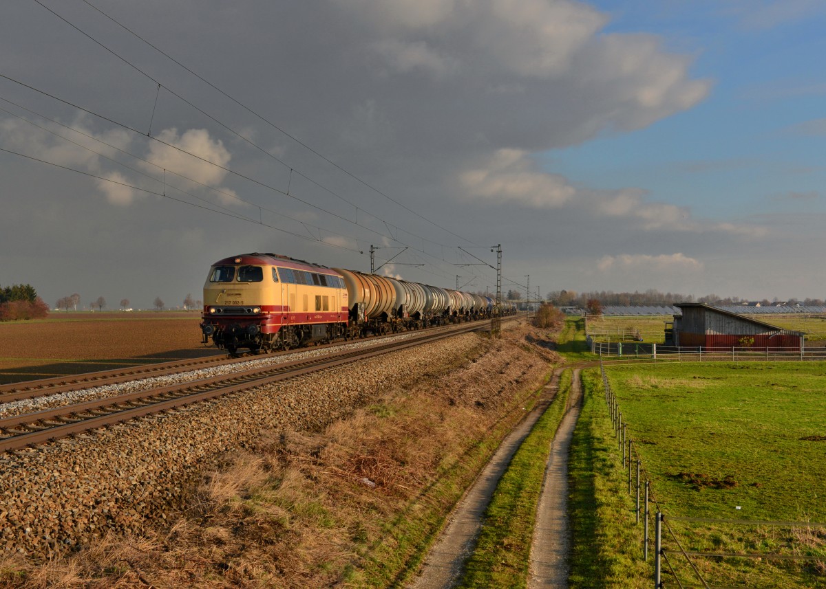 217 002 mit einem Kesselzug am 27.11.2015 bei Stephansposching. 