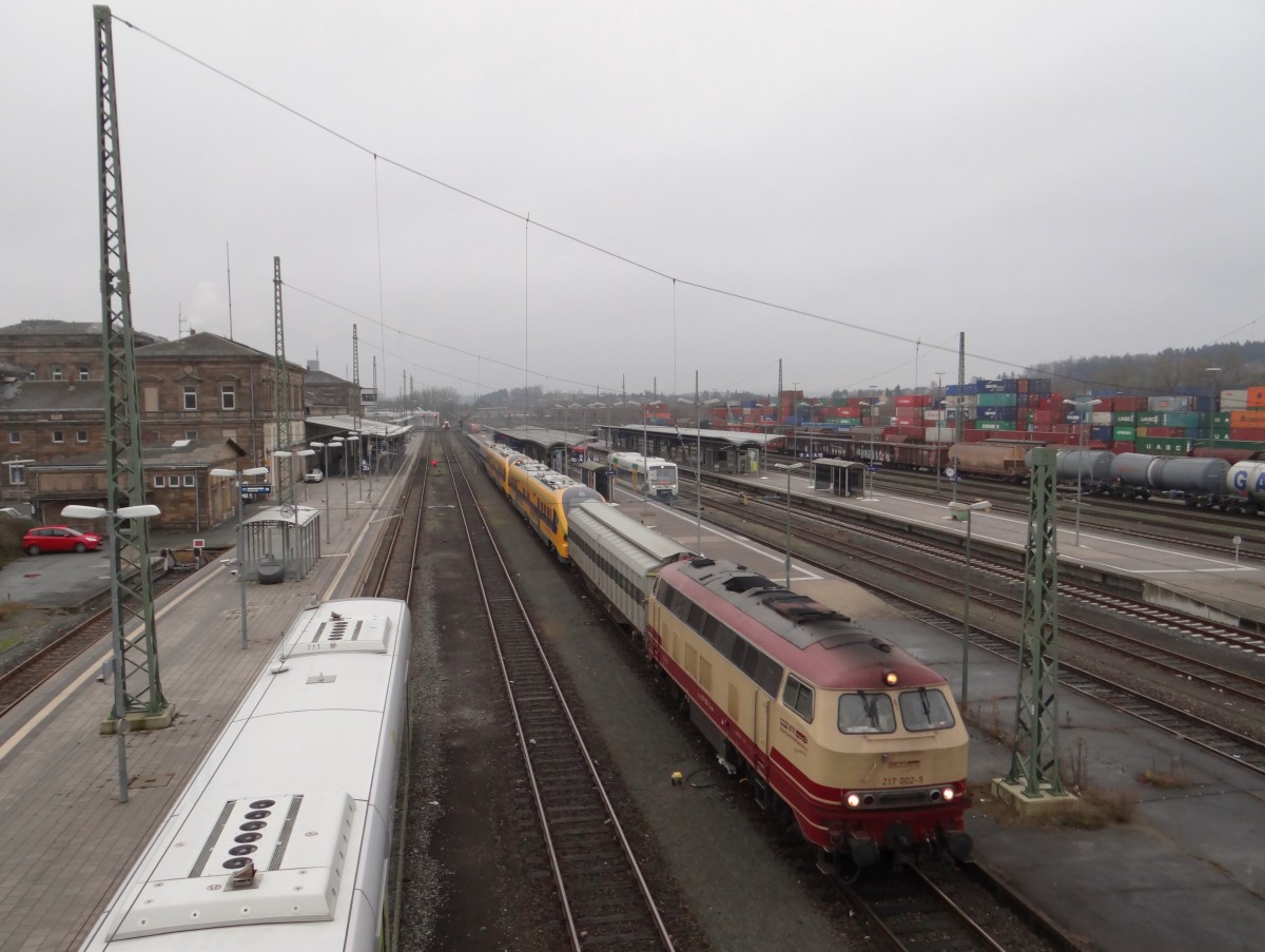 217 002 zu sehen am 06.12.14 mit einer (Pesa) Überführung in Hof Hbf. Foto entstand von der Brücke!