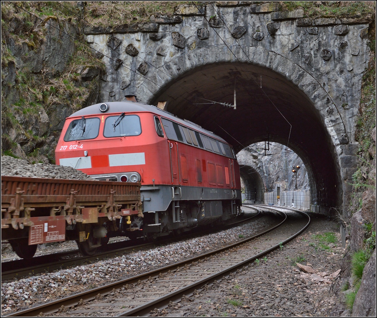 217 012-4 der Pfalzbahn mit Schotterzug fährt in den längsten der drei Glasträgertunnel, Blick von der Konstanzer Seite. Niederwasser 2015.