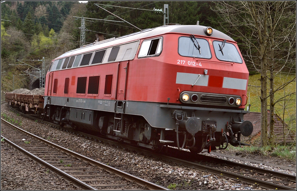217 012-4 der Pfalzbahn mit Schotterzug auf der Schwarzwaldbahn. Niederwasser 2015.

Die Baureihe 217 (ursprünglich V 162) war notwendig geworden, nachdem sich die elektrische Zugheizug durchsetzte. Zu diesem Zweck wurde ein zusätzlicher 500-PS-Motor eingebaut, dessen Leistung auch für die Traktionsleistung zugeschaltet werden konnte. In dem Sinne ist die 217 sogar eine  zweimotorige  Lok. Nach der kleinen Serie mit nur 15 Exemplaren folgte erst die große Serie der 215 mit Dampferzeuger zur Ablösung von Dampfloks. Der Generatordiesel der 217 wurde später auch im 614 als Traktionsmotor verbaut.