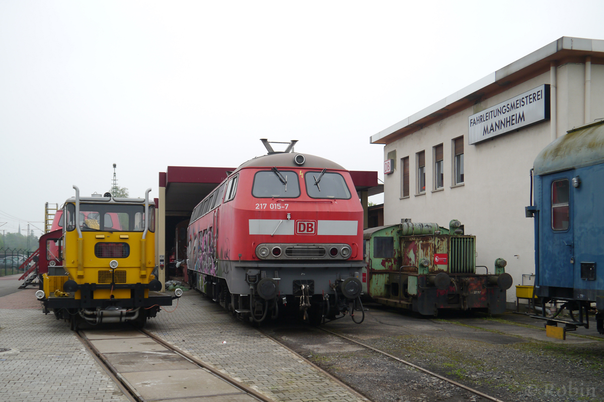 217 015-7 steht auf dem Gelände der Historischen Eisenbahn Mannheim. Die Lok wurde von der DB an die Pfalzbahn verkauft. Schon außergewöhnlich, dass diese Lok überlebt hat, obwohl sie 2010 abgestellt wurde und seitdem von der DB als Ersatzteilspenderin genutzt wurde. 
(05.04.2014)