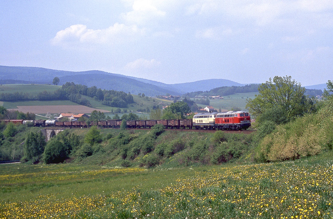 217 017 und 218 012 bei der Ausfahrt aus Furth im Wald in Richtung tschechischer Grenze, 14.05.1988.