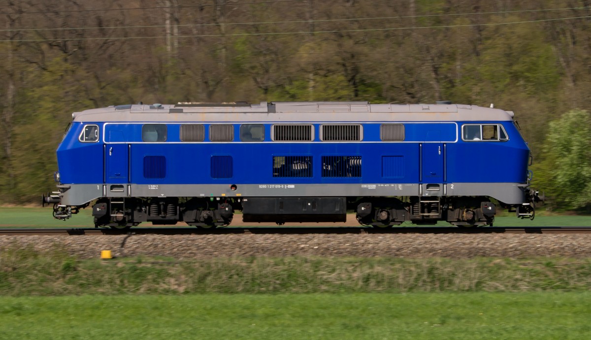 217 019 der ESG LZ Richtung Ulm bei Uhingen an der Fils am 19.4.2015.