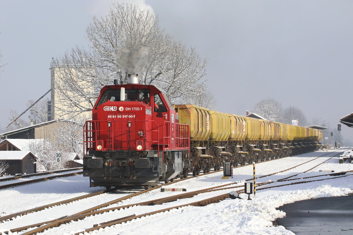 2170.00 zieht am heutigen Mittag einen zu beladenden Abraumzug aus dem Bahnhof Deutschlandsberg hinaus. 
16.01.2018