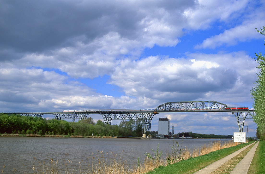 218 ... + 218 389, Hochdonn, IC2315, 05.05.2010.