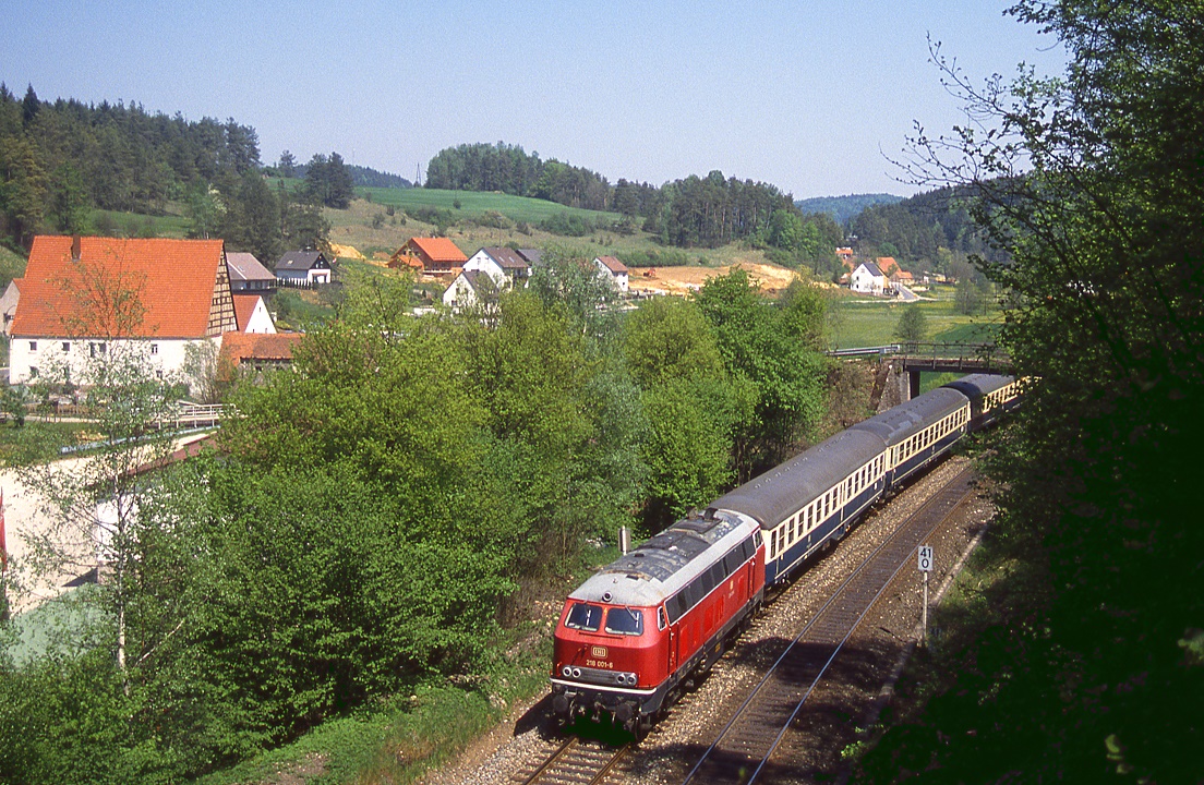 218 001 bei Oed Lehenhamer mit E3568 nach Nürnberg, 12.05.1988.