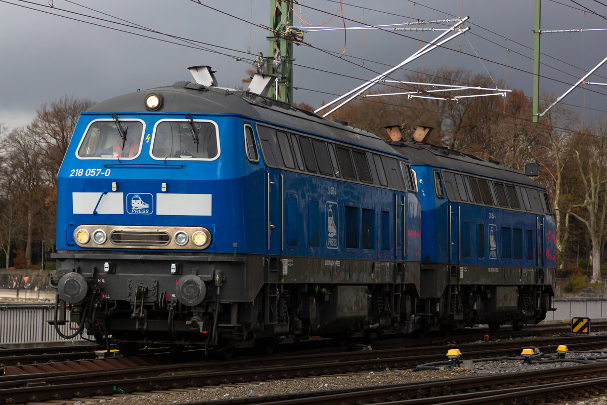 218 054 und 057 auf dem Bahndamm Lindau. 28.11.21