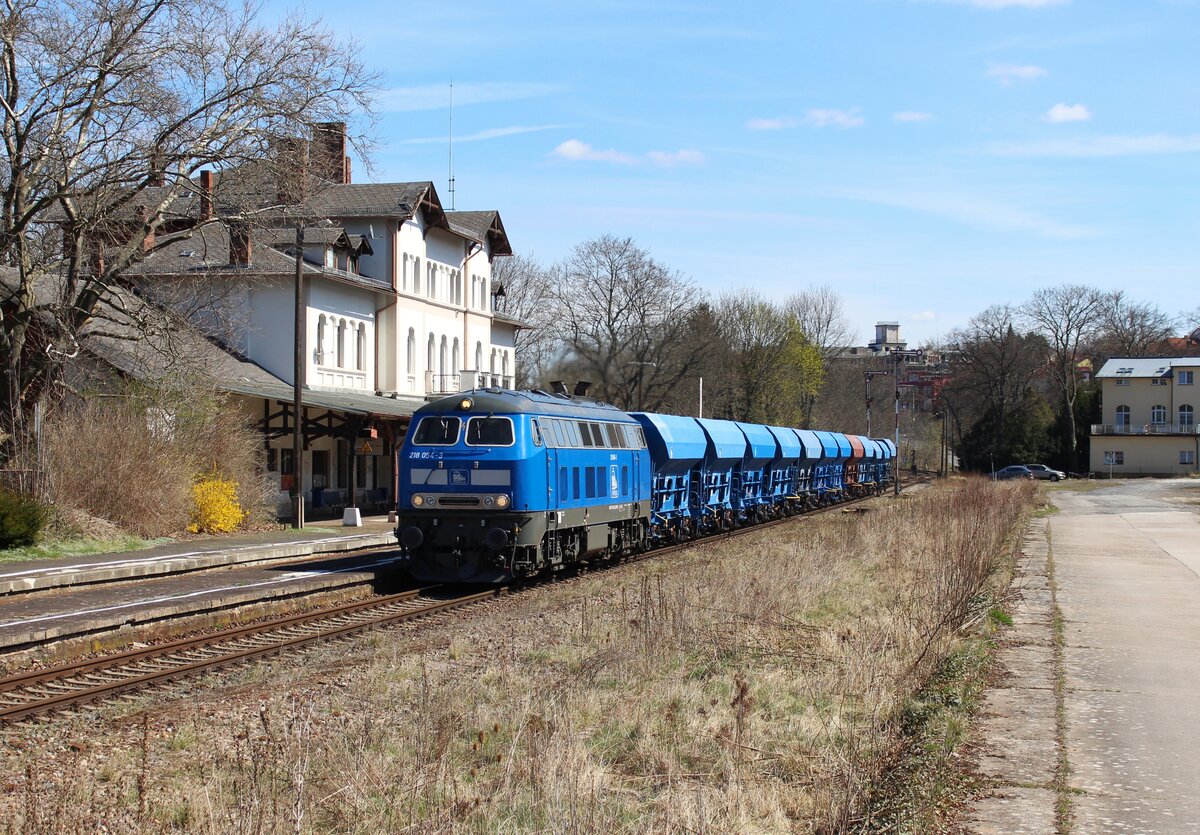 218 054-3 (Press) fuhr am 11.04.22 mit einem Schotterzug von Lüptiz nach Saalfeld. Hier ist der Zug in Pößneck oberer Bahnhof zu sehen.