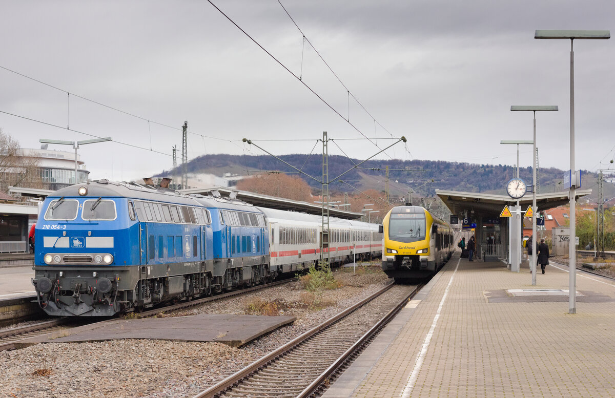 218 054 (ex 448) + 218 055 (ex 462) mit IC 2012 Oberstdorf-Dortmund am 04.12.2021 in Stuttgart-Bad Cannstatt. RB13 aus Aalen muss derweil die Durchfahrt abwarten. 