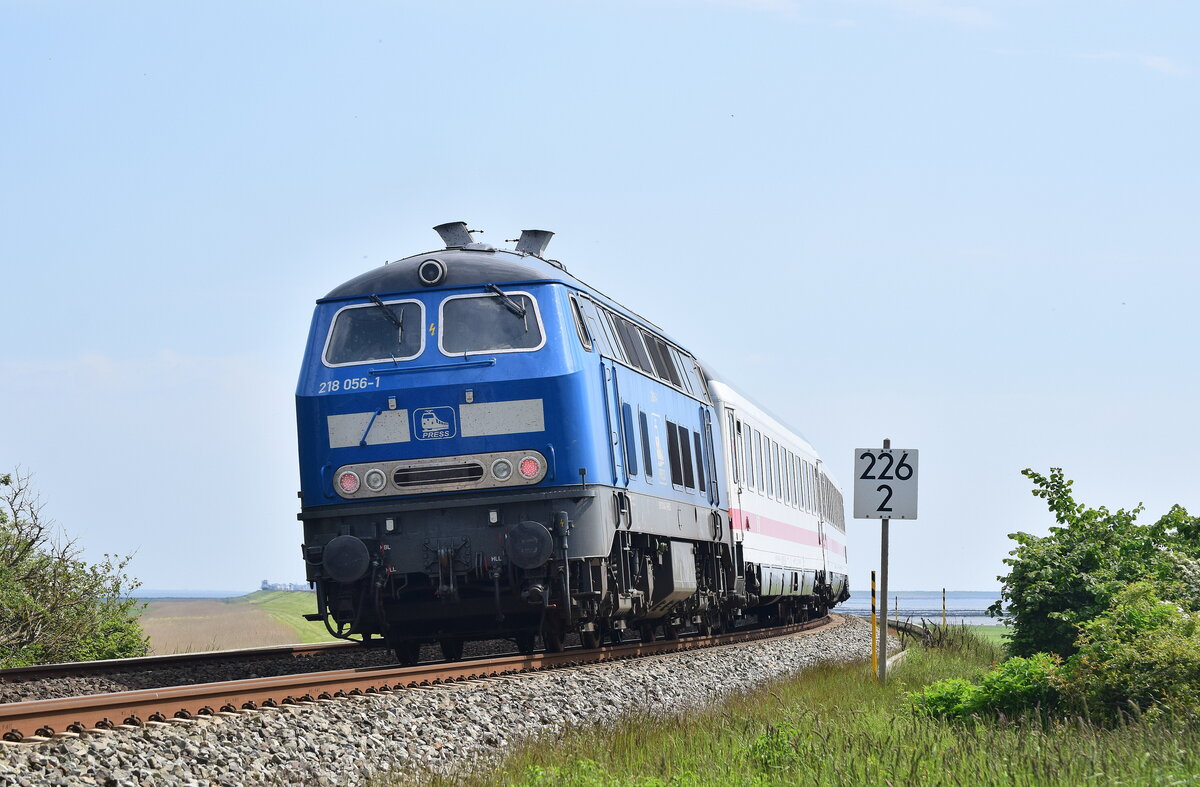 218 056-1 schiebt ihren IC und überquert in Kürze den Hindenburgdamm.

Morsum 03.06.2018